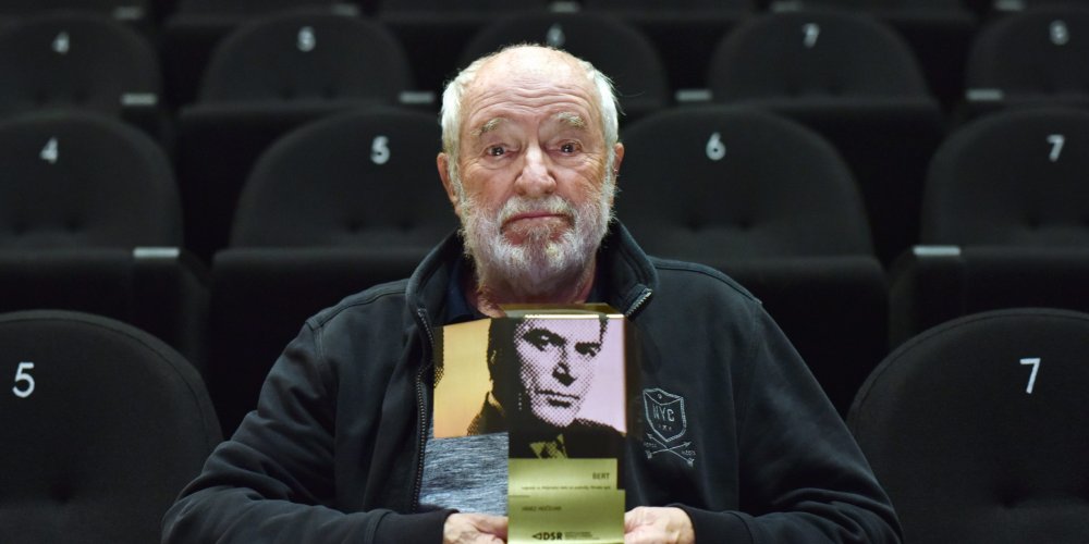 Nagrada bert v rokah Janeza Hočevarja Rifleta Nagrada bert v rokah Janeza Hočevarja Rifleta